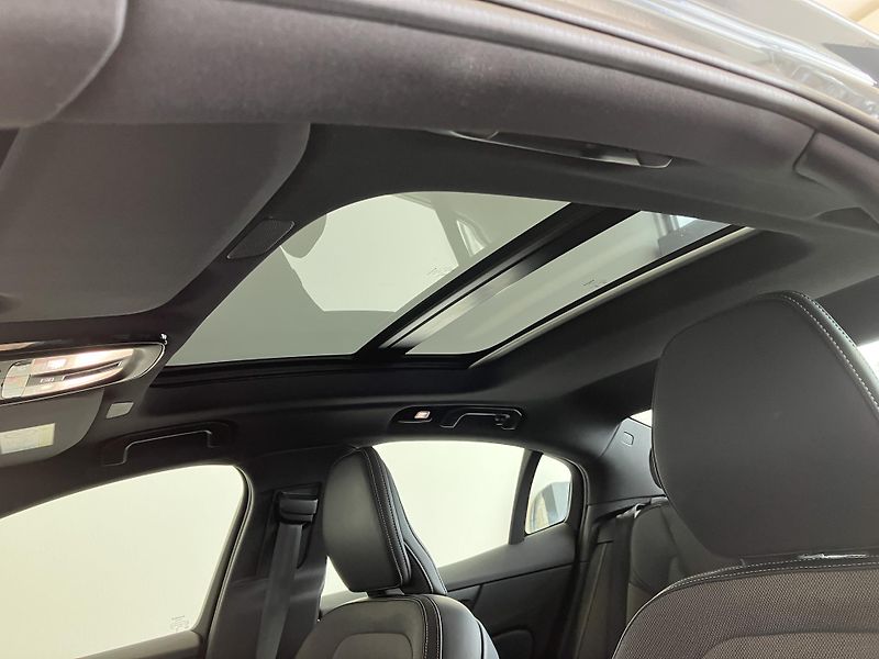 Volvo S60 B5 AWD Ultimate Dark-REZERVACE - fotka 38 z 42
