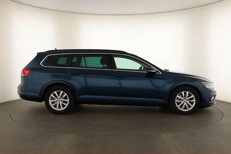 Volkswagen Passat (2019) 2.0 TDI, Automat, Navi - fotka 6 z 17