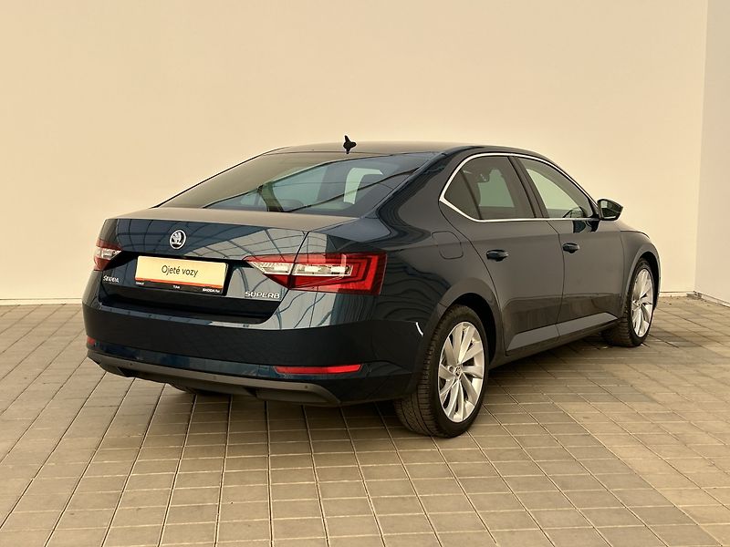 Škoda Superb 2.0 TDI Style - fotka 2 z 30