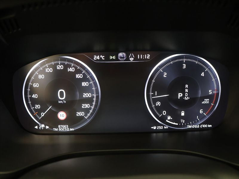 Volvo XC60 2.0 B4 145kW R-Design CZ Aut. - fotka 18 z 35