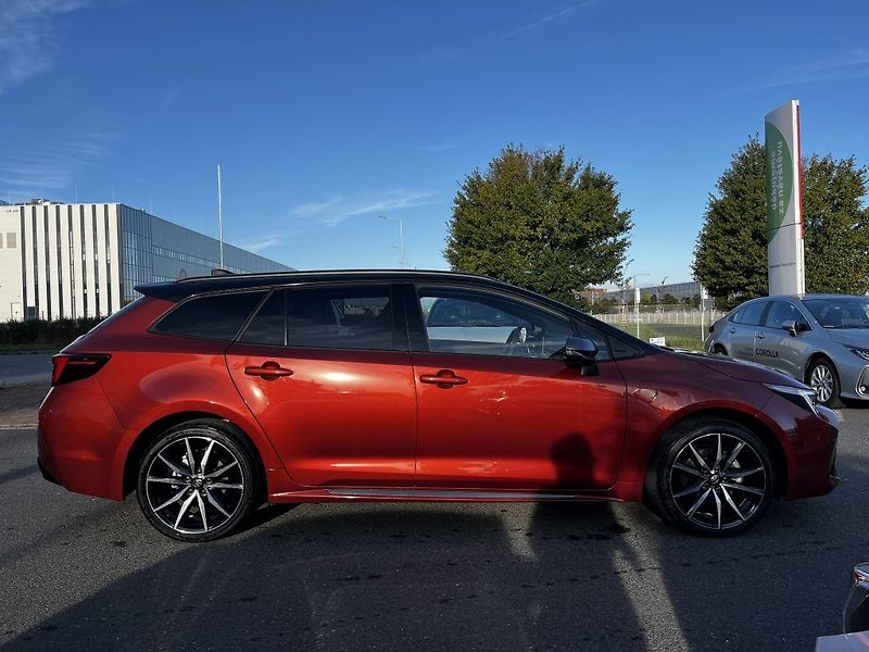 Toyota Corolla TS 2.0 Hybrid GR Sport - fotka 3 z 27