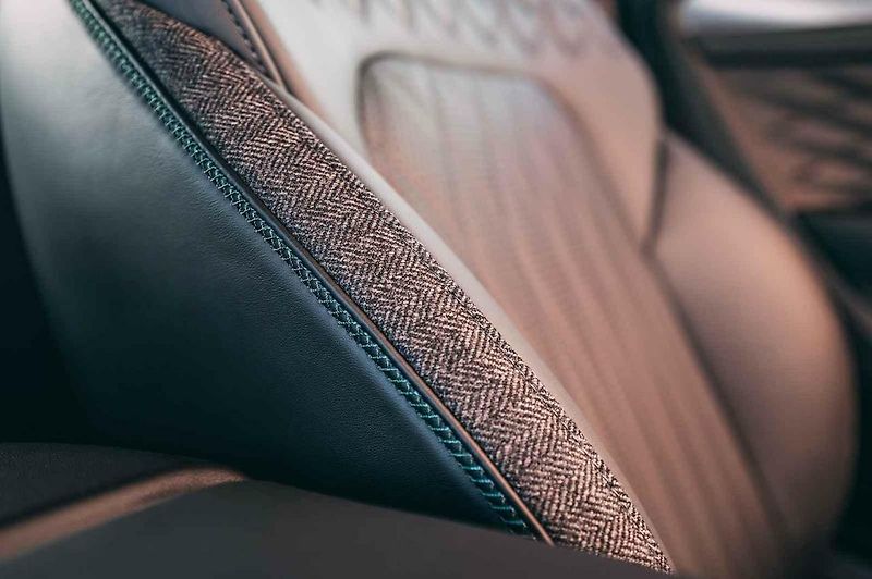 Auta se představila v novém showroomu Bentley v Praze.