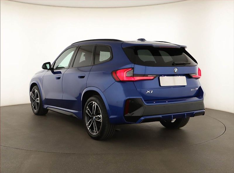 BMW X1 (2024) sDrive18d - fotka 4 z 18