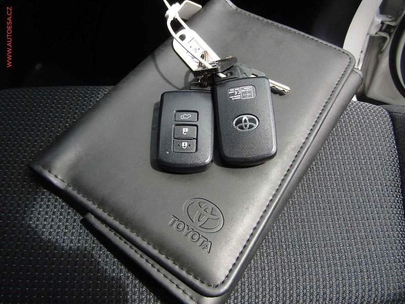 Toyota RAV4 (2016) 2.0 D-4D, TZ, navi, kamera - fotka 20 z 20