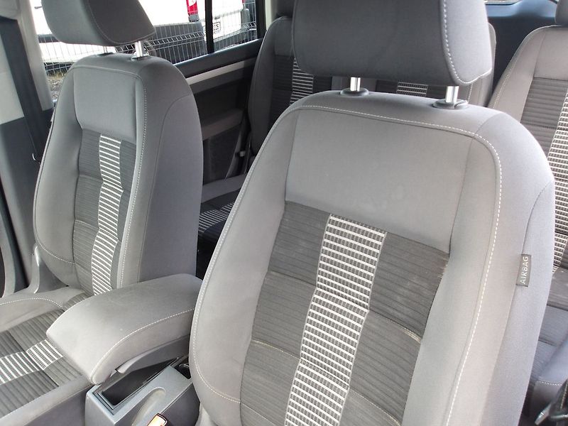 Volkswagen Touran 2,0TDi 103kW PĚKNÝ ! - fotka 16 z 26