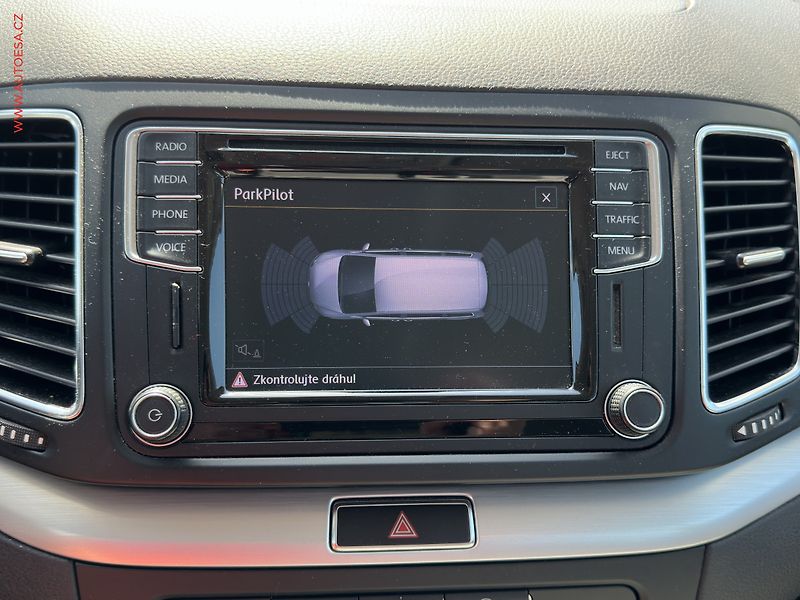 Volkswagen Sharan (2015) 2.0 TDi, AC, výhřev sed - fotka 13 z 19