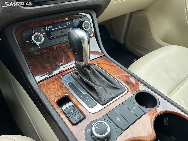 Volkswagen Touareg (2012) 3.0 TDi 180KW pěkný stav - fotka 24 z 27