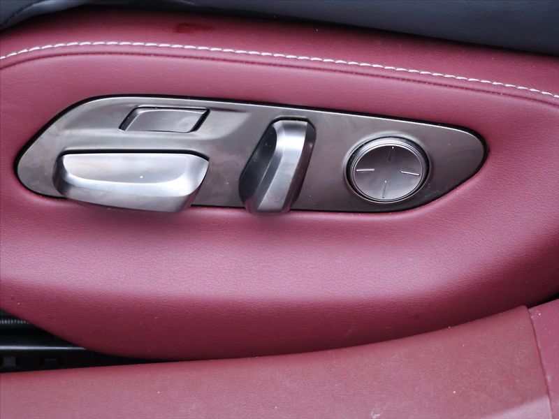 Lexus LS 500h 3,5 HEV 220kW Aut. 4x4 CZ - fotka 17 z 41