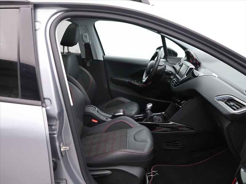 Peugeot 2008 1,2 PT 81KW GT-LINE Panorama - fotka 12 z 33
