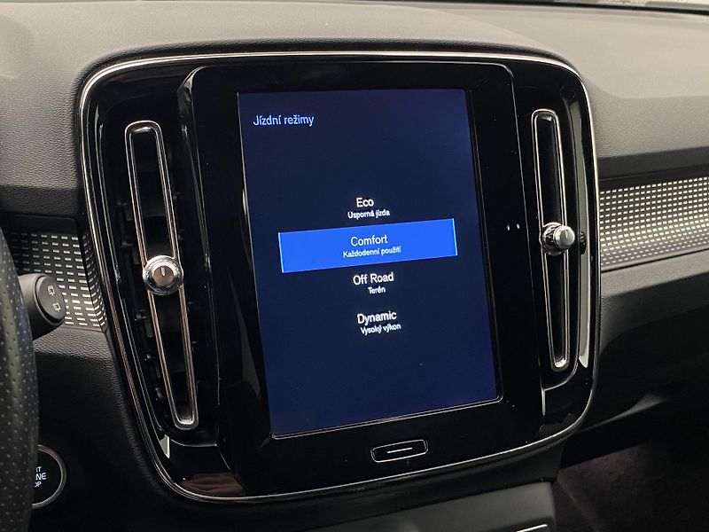 Volvo XC40 D4 AWD R-DESIGN AUT  - fotka 43 z 45