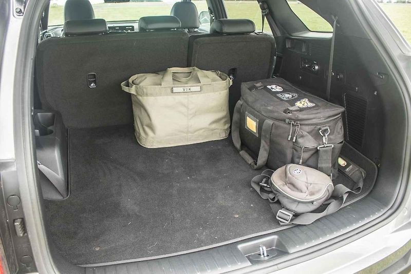 Obří a pohodlná, nebo malá a šikovná? Sorento a Pivanto představují opačné póly modelové řady Kia.