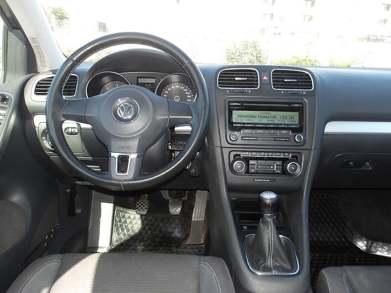 Volkswagen Golf 1,6TDi 77kW - fotka 9 z 26