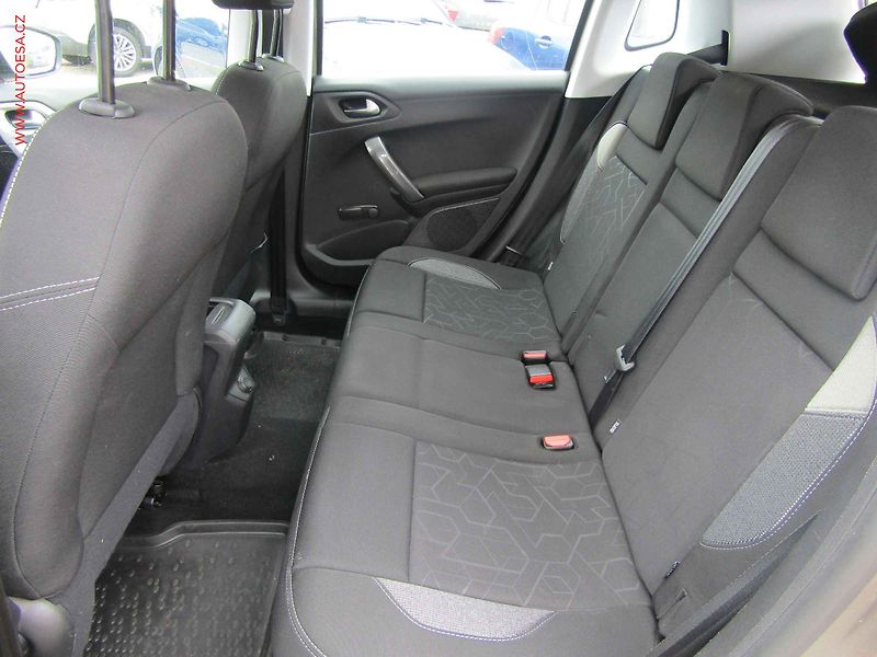 Peugeot 2008 (2017) 1.2 i, 1.maj,ČR, AC, výhřev - fotka 10 z 17
