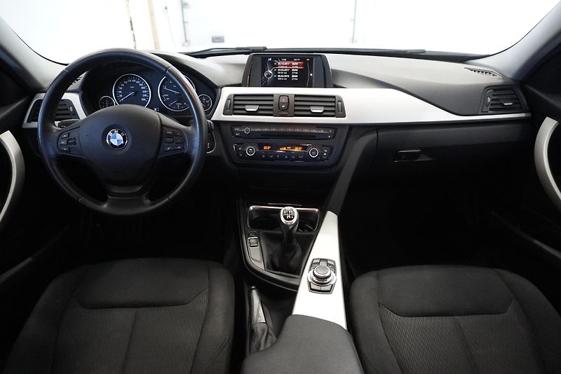 BMW Řada 3 (2014) 318D 2,0 SEDAN - fotka 19 z 32
