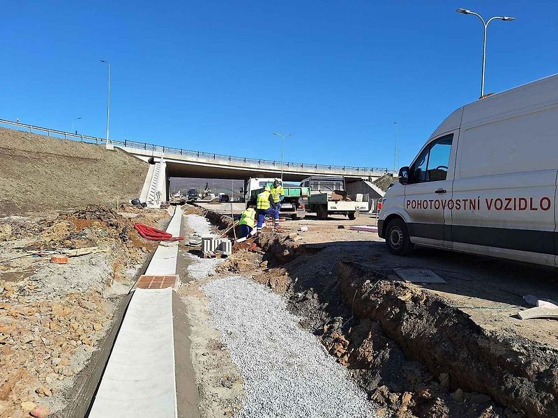 Stavba mimoúrovňové křižovatky na dálnici D10 se blíží ke konci.