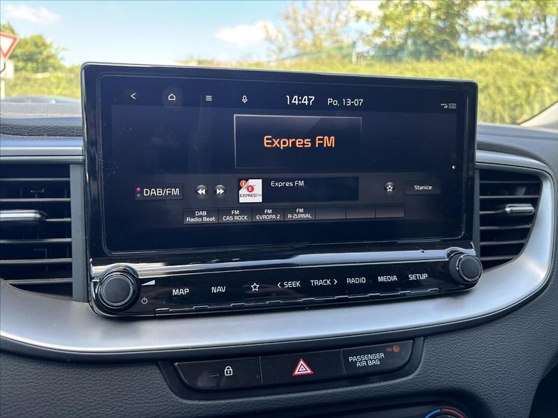 Kia Ceed 1,5 TGDi AT TOP ZÁRUKA ADAPTIV - fotka 23 z 40