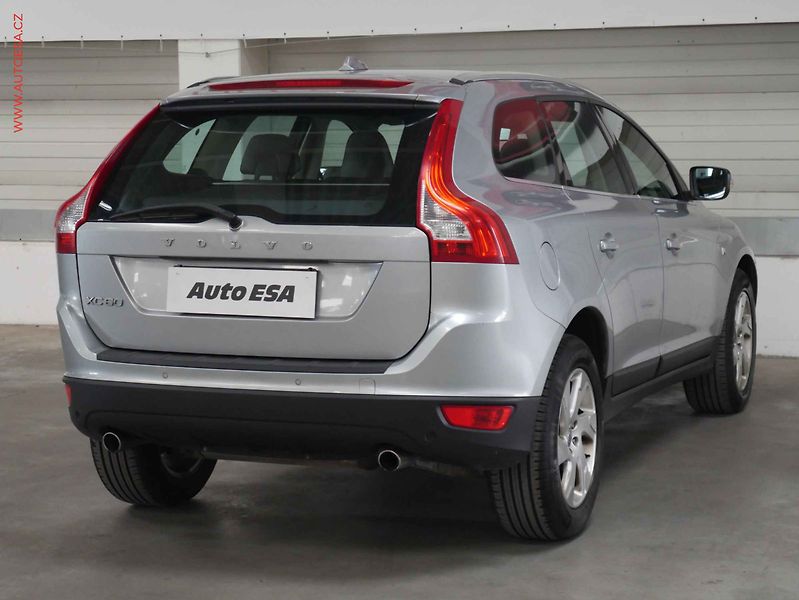Volvo XC60 (2012) 2.4 D 4x4, 1.maj,ČR, Xenon - fotka 6 z 17