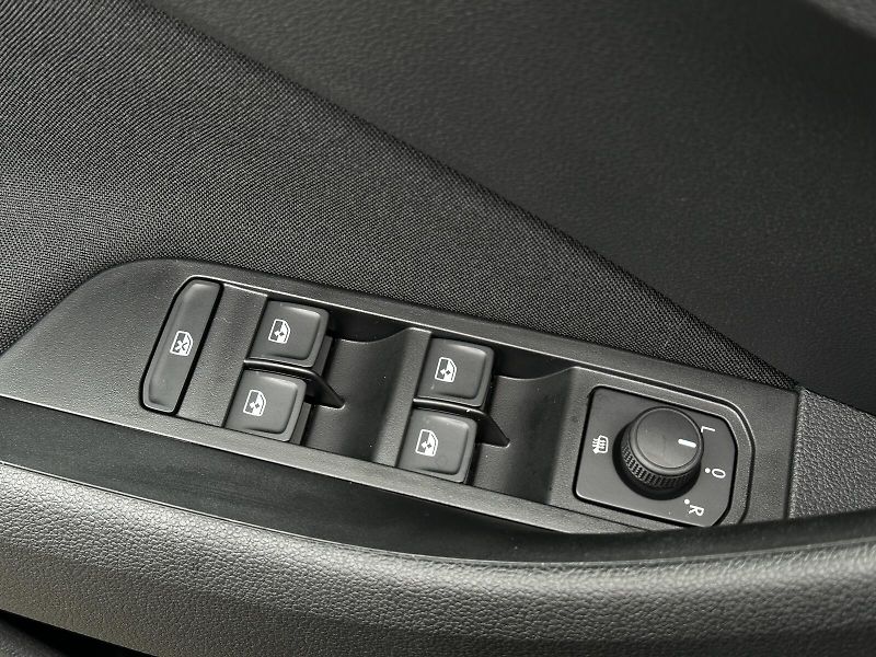 Škoda Kamiq 1.0TSi 116PS Selection 2Z.Clim - fotka 12 z 39