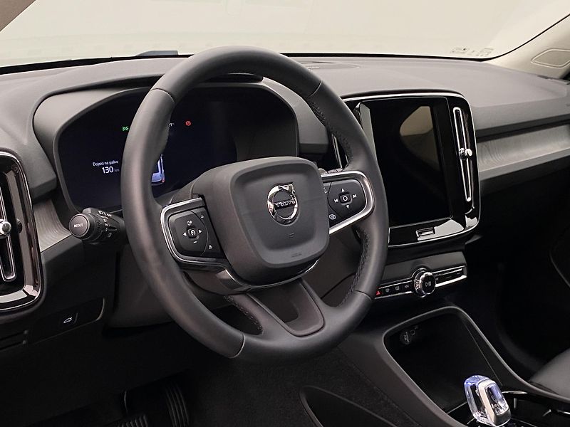 Volvo XC40 B4 DARK ULTRA AUT CZ - fotka 19 z 56