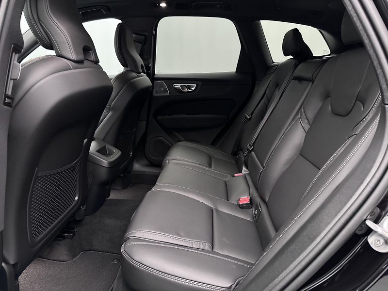 Volvo XC60 (2026) B5 AWD AUT PLUS BLACK EDITION - fotka 6 z 22