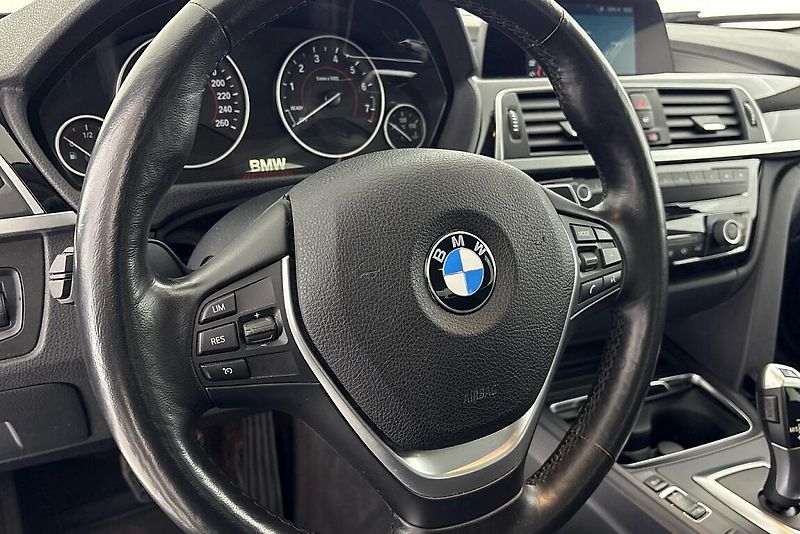 BMW Řada 3 340i xDrive - fotka 19 z 23