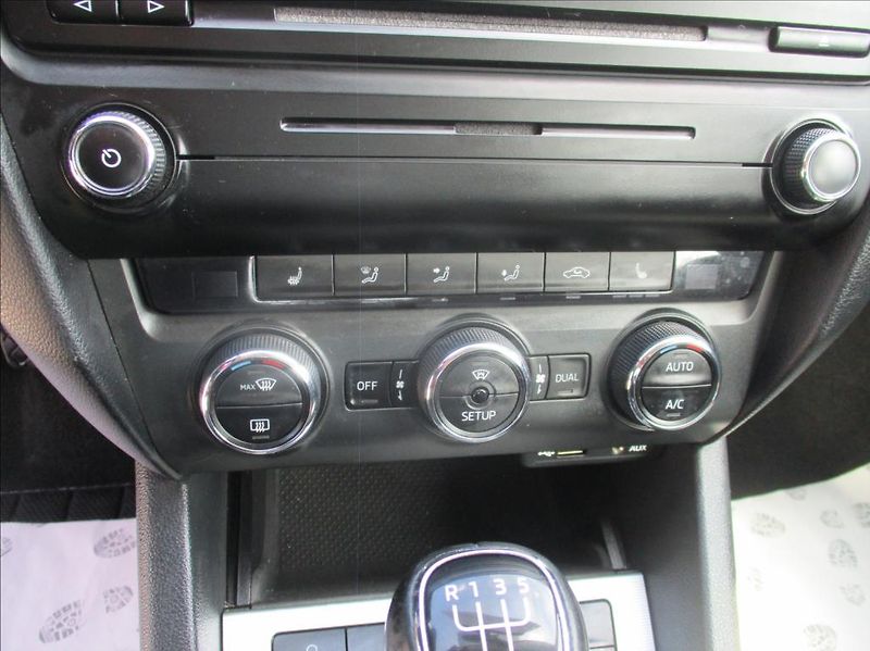 Škoda Octavia 1,6 TDI, Eleg, ZAMLUVENA - fotka 17 z 32