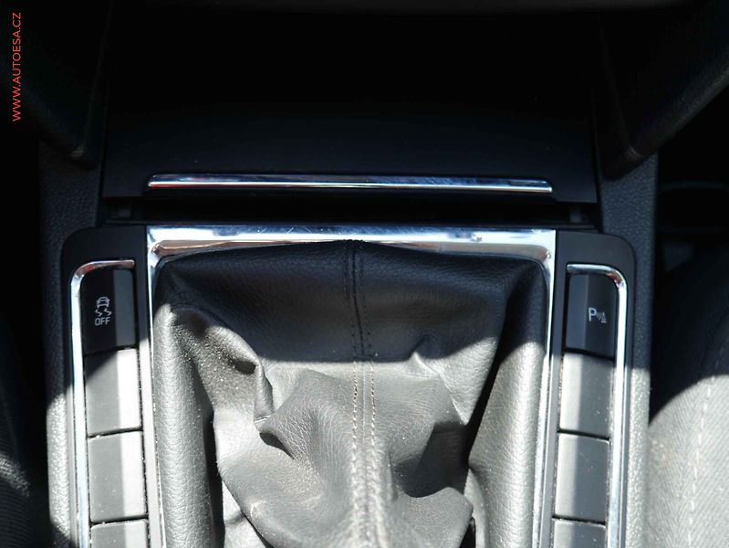 Škoda Superb (2012) 2.0 TDi, ČR, Ambition - fotka 20 z 22