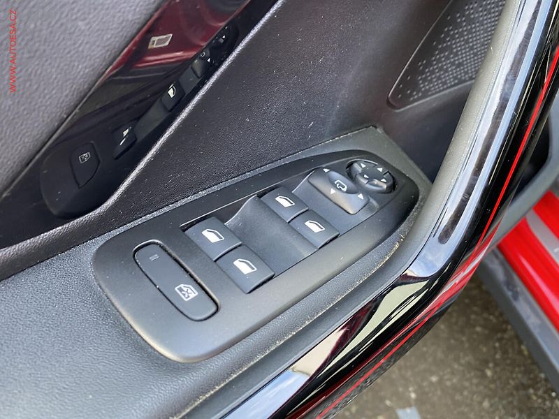 Peugeot 2008 (2018) 1.2 PT, GT Line, navi - fotka 13 z 17