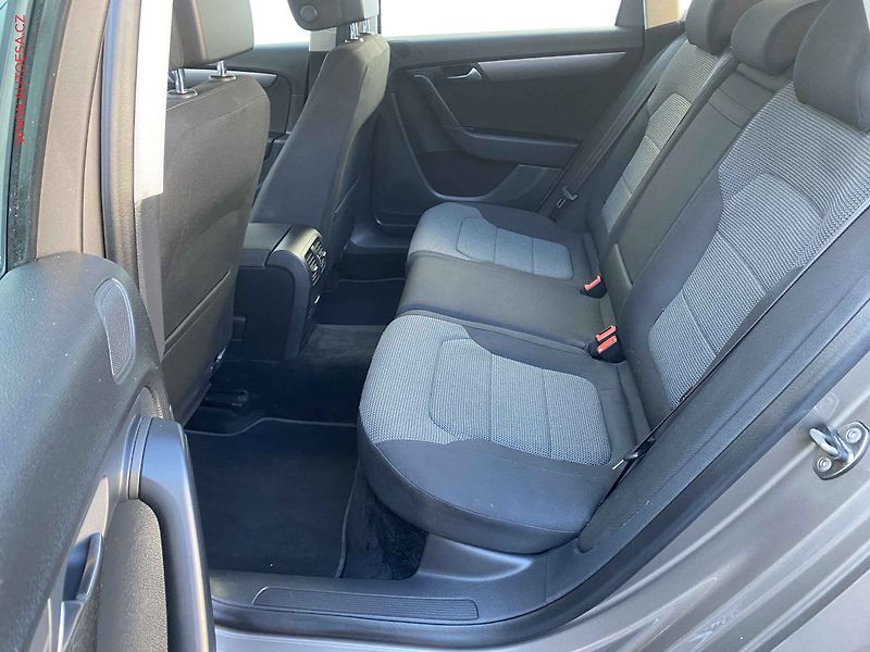 Volkswagen Passat (2011) 2.0TDi, 1.maj, Navi, park - fotka 10 z 21