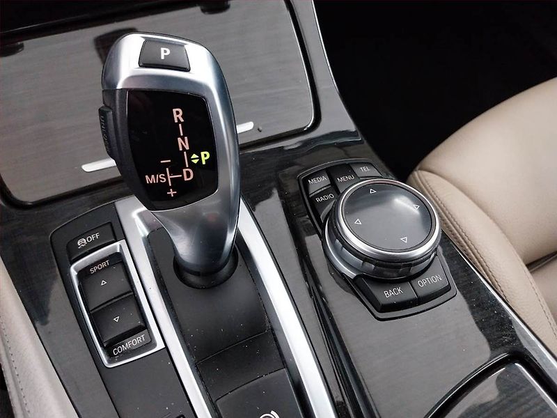 BMW Řada 5 (2015) Luxury Line 518d, Automat - fotka 19 z 23