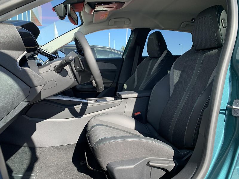 Peugeot 308 ALLURE PACK 1.6 PHEV 133kW AT8 - fotka 17 z 30