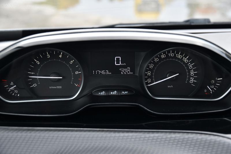 Peugeot 2008 1.2, KLIMATIZACE, TEMPOMAT - fotka 13 z 36