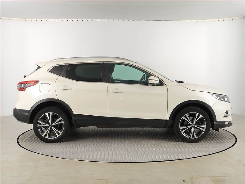 Nissan Qashqai (2019) 1.3 DIG-T, Navi, Tempomat - fotka 6 z 17