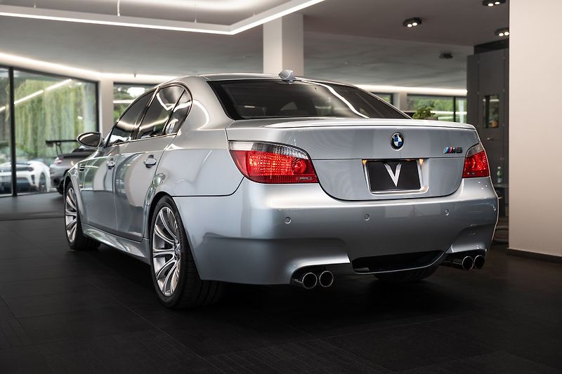 BMW M5 V10/SMG/CarPlay/Kamera - fotka 4 z 28