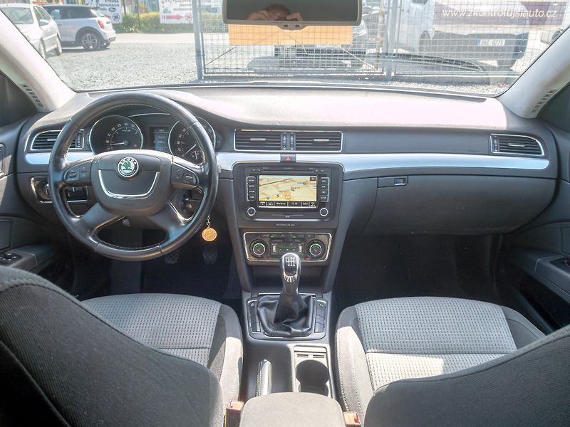Škoda Superb (2013) ČR 2.0TDI 125KW man – NAVIGACE - fotka 13 z 46