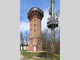 Rozhledna Stephaniewarte, vpravo je vysílač Kahlenberg.