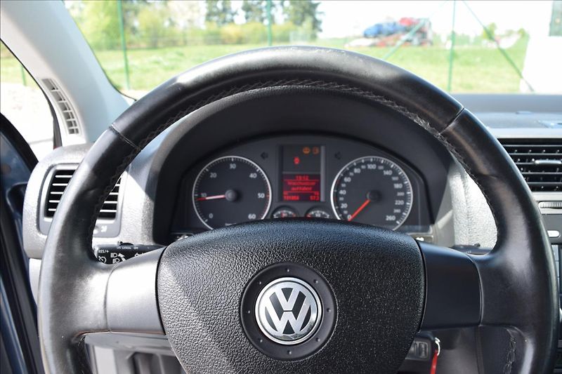 Volkswagen Golf 1,9 TDI 77KW 4X4 PO ROZVODECH - fotka 37 z 46