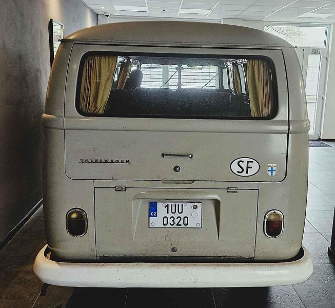 Aleš Fousek (vpravo) z Ústí nad Labem vlastní Volkswagen T1 Bus z roku 1964. Auto, které si oblíbilo hnutí Hippies. Aleš se svým bratrem Michalem (vlevo) současně provozuje autoservis v bývalé provozovně Toyoty v Solvayově ulici.
