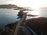 Norská silnice „Atlantic Ocean Road“, známá také z jedné scény poslední Bondovky.