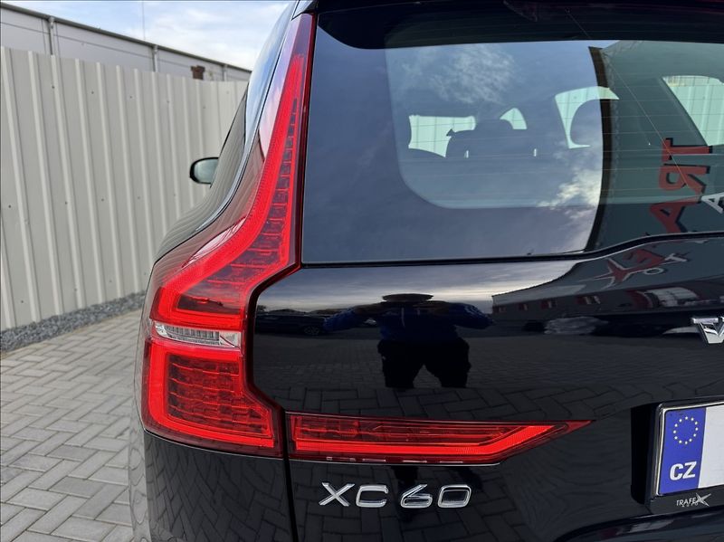 Volvo XC60 2,0 T8 AWD Recharge Plus Dark - fotka 16 z 50