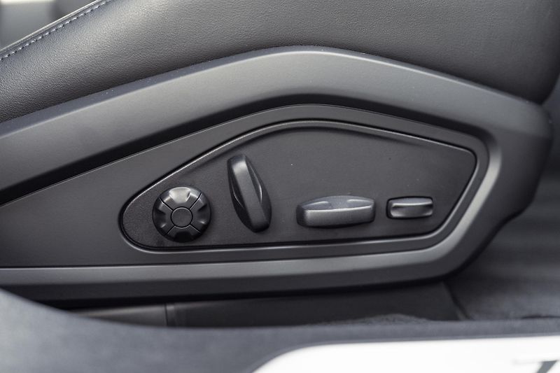 Porsche Taycan (2023) 4S - 7000 KM - VZDUCH, BOSE - fotka 36 z 39