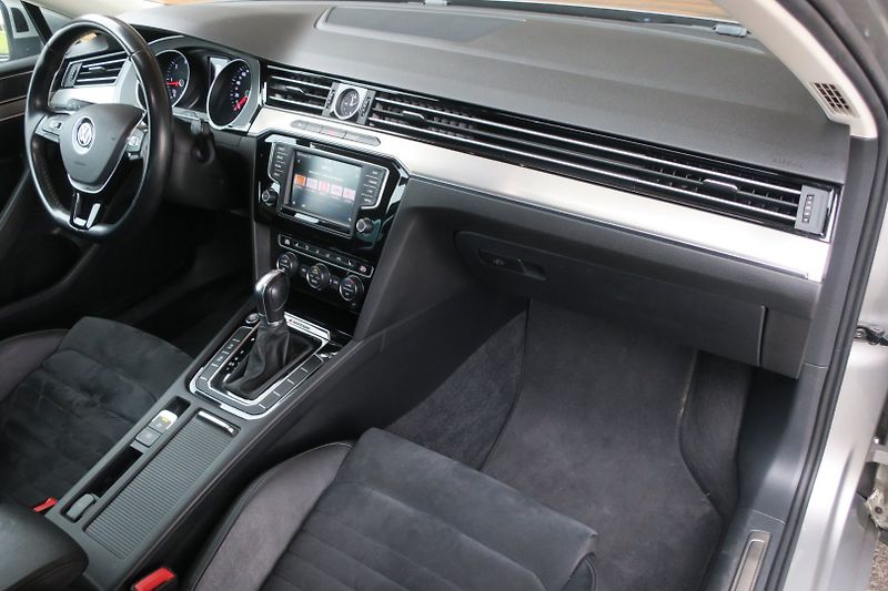 Volkswagen Passat (2017) 2.0TDI 140kW 4MOT DSG Highline - fotka 39 z 49