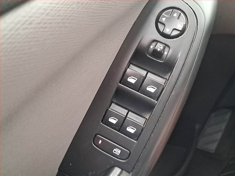 Citroën C4 Picasso (2014) 1.6 HDi, 7 míst, Navi - fotka 18 z 21
