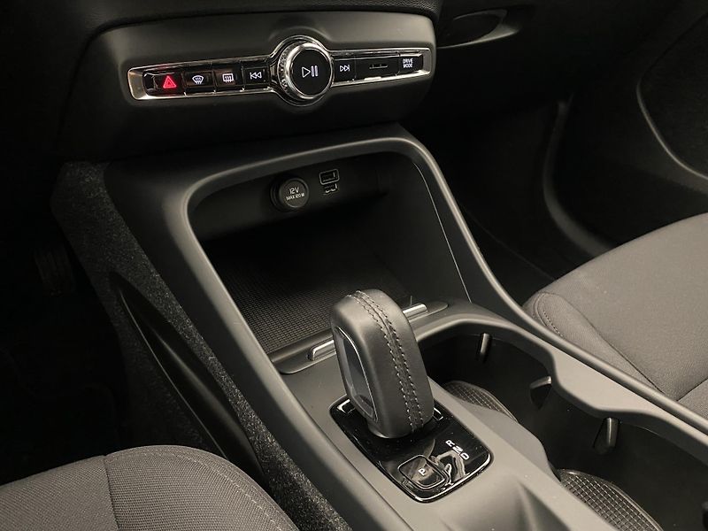 Volvo XC40 T3 MOMENTUM AUT REZERVACE - fotka 26 z 43
