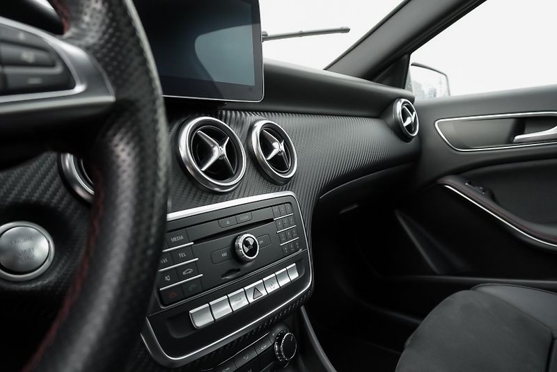 Mercedes-Benz Třídy A 220d 4MATIC AMG - fotka 20 z 28