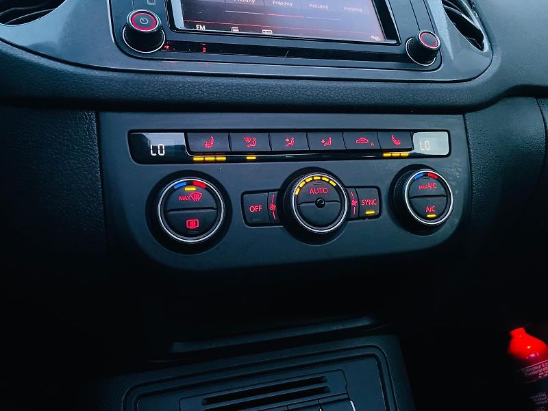 Volkswagen Tiguan 1.4TSI MANUÁL VÝHŘEV PANORAMA - fotka 36 z 46