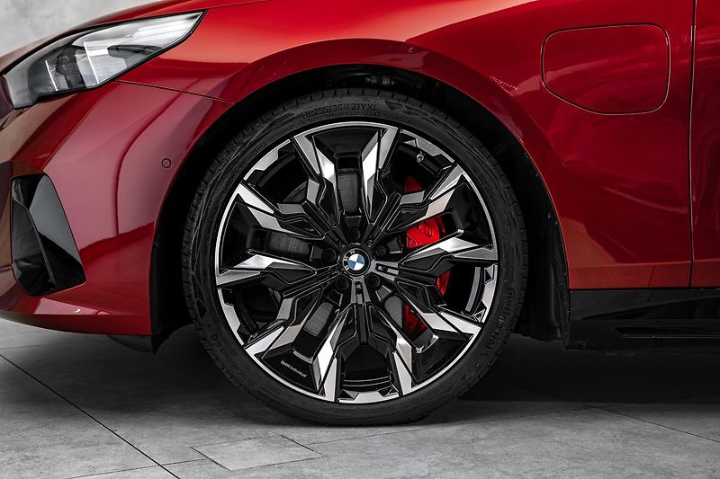 BMW Řada 5 550 e xDrive - fotka 2 z 25