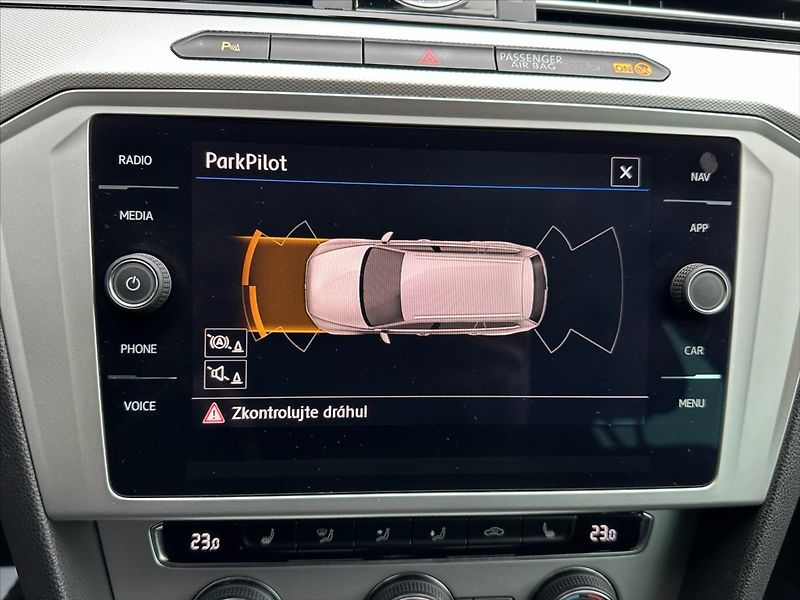 Volkswagen Passat 1,4 TSI 110kW-MANUAL!! - fotka 24 z 37