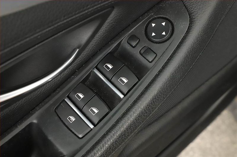 BMW Řada 5 (2015) 520d xDrive, 4X4, Automat - fotka 9 z 20