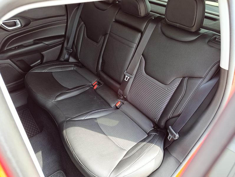 Jeep Compass 1.5 E-HYBRID NIGHT EAGLE ČR - fotka 14 z 31